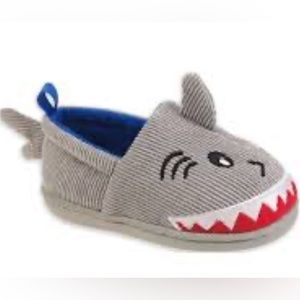 Wonder nation Boy’s shark size 5t slippers
